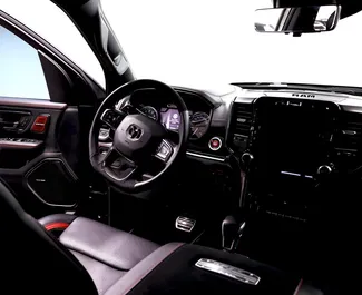 Dodge Ram TRX 2023, Dubai'de için kiralık, Günlük 250 km kilometre sınırı ile.