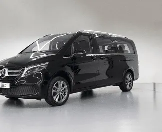 租赁 Mercedes-Benz V-Class 的正面视图，在迪拜, 阿联酋 ✓ 汽车编号 #6745。✓ Automatic 变速箱 ✓ 0 评论。