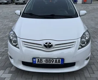 in 사란다, 알바니아에서 대여하는 Toyota Auris의 전면 뷰 ✓ 차량 번호#6977. ✓ 매뉴얼 변속기 ✓ 1 리뷰.