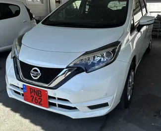 Sprednji pogled najetega avtomobila Nissan Note v v Limassolu, Ciper ✓ Avtomobil #6694. ✓ Menjalnik Samodejno TM ✓ Mnenja 2.