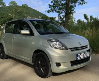 Vista frontal de un Daihatsu Sirion de alquiler en Budva, Montenegro ✓ Coche n.º 6700. ✓ Automático TM ✓ 1 opiniones.