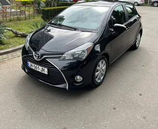 Vista frontal de un Toyota Yaris de alquiler en Tiflis, Georgia ✓ Coche n.º 6721. ✓ Automático TM ✓ 6 opiniones.