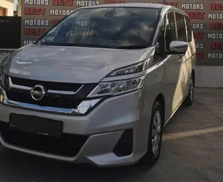 Vista frontal de un Nissan Serena de alquiler en Larnaca, Chipre ✓ Coche n.º 6806. ✓ Automático TM ✓ 0 opiniones.