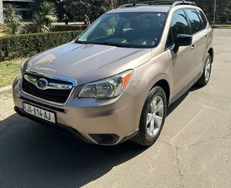 Sprednji pogled najetega avtomobila Subaru Forester v v Tbilisiju, Georgia ✓ Avtomobil #6718. ✓ Menjalnik Samodejno TM ✓ Mnenja 1.