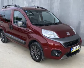 Vista frontal de un Fiat Fiorino de alquiler en el aeropuerto de Antalya, Turquía ✓ Coche n.º 6711. ✓ Manual TM ✓ 0 opiniones.