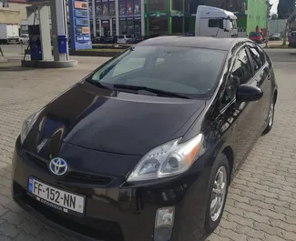 Vista frontal de um aluguel Toyota Prius no aeroporto de Kutaisi, Geórgia ✓ Carro #6815. ✓ Transmissão Automático TM ✓ 1 avaliações.