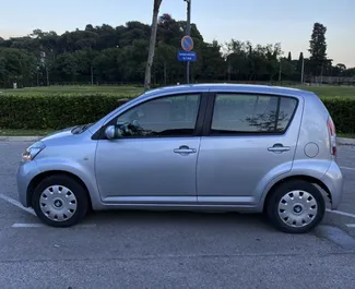 Daihatsu Sirion 2010 auto rentimine Montenegros, sisaldab ✓ Bensiin kütust ja 92 hobujõudu ➤ Alates 25 EUR päevas.