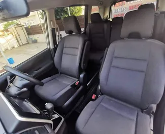 Alquiler de Nissan Serena. Coche Confort, Monovolumen para alquilar en Chipre ✓ Sin depósito ✓ opciones de seguro TPL, CDW, SCDW, Pasajeros, Robo, Joven.