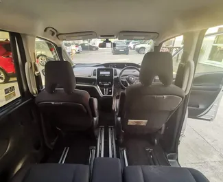 Nissan Serena 2019 için kiralık Benzin 2,0L motor, Larnaka'da.