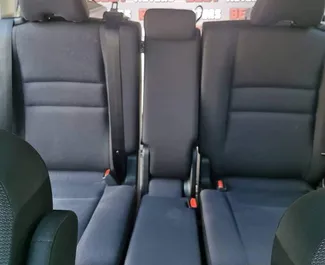 Nissan Serena 2019 disponible para alquilar en Larnaca, con límite de millaje de ilimitado.