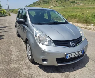 Framvy av en hyrbil Nissan Note i Tirana, Albanien ✓ Bil #6983. ✓ Växellåda Manual TM ✓ 2 recensioner.