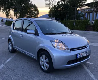 Vista frontal de un Daihatsu Sirion de alquiler en Budva, Montenegro ✓ Coche n.º 6581. ✓ Automático TM ✓ 2 opiniones.