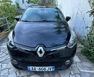 Frontvisning af en udlejnings Renault Clio 4 i Tirana lufthavn, Albanien ✓ Bil #7020. ✓ Manual TM ✓ 2 anmeldelser.