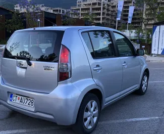 Daihatsu Sirion rent. Ökonoomne auto rentimiseks Montenegros ✓ Tagatisraha 100 EUR ✓ Kindlustuse valikud: TPL, CDW, SCDW, FDW, Välismaal, Noor.