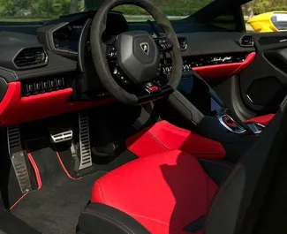 Alquiler de Lamborghini Huracan Evo Cabrio. Coche Premium, Lujo, Cabrio para alquilar en los EAU ✓ Depósito de 1500 AED ✓ opciones de seguro TPL, CDW.