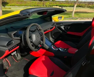 Bensin 5,2L-motoren til Lamborghini Huracan Evo Cabrio 2023 for utleie i Dubai.