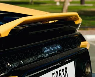 Lamborghini Huracan Evo Cabrio 2023 διαθέσιμο για ενοικίαση στο Ντουμπάι, με όριο χιλιομέτρων 250 χλμ/ημέρα.