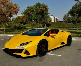 Interior do Lamborghini Huracan Evo Cabrio para aluguer nos Emirados Árabes Unidos. Um excelente carro de 2 lugares com transmissão Automático.