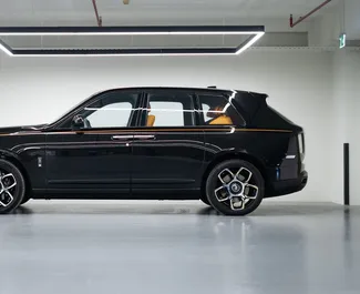 Арендуйте Rolls-Royce Cullinan 2022 в ОАЭ. Топливо: Бензин. Мощность: 563 л.с. ➤ Стоимость от 5183 AED в сутки.