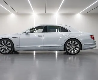 Bilutleie av Bentley Flying Spur 2021 i i De Forente Arabiske Emirater, inkluderer ✓ Bensin drivstoff og 626 hestekrefter ➤ Starter fra 2416 AED per dag.