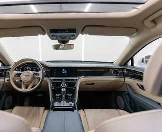 Bentley Flying Spur 2021 vuokrattavissa Dubaissa, 250 km/päivä kilometrin rajalla.