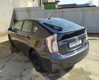 Toyota Prius kiralama. Ekonomi, Konfor Türünde Araç Kiralama Gürcistan'da ✓ Depozito 200 GEL ✓ TPL, CDW, SCDW, FDW, Yolcular, Hırsızlık, Depozito Yok sigorta seçenekleri.