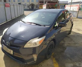 Vista frontal de um aluguel Toyota Prius no aeroporto de Kutaisi, Geórgia ✓ Carro #5731. ✓ Transmissão Automático TM ✓ 5 avaliações.