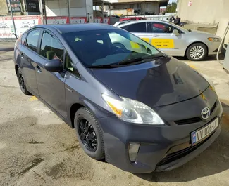 クタイシ空港にて、グルジアにてでのToyota Prius #5731 自動カーレンタル、1.8Lエンジン搭載 ➤ ニカから。