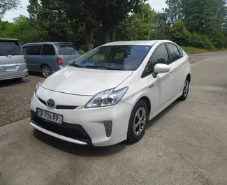 Vista frontal de un Toyota Prius de alquiler en el aeropuerto de Kutaisi, Georgia ✓ Coche n.º 6814. ✓ Automático TM ✓ 0 opiniones.