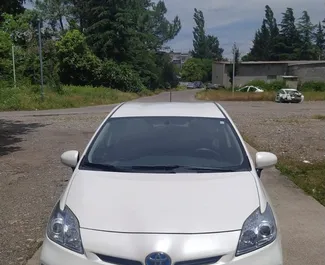 Прокат машины Toyota Prius №6814 (Автомат) в аэропорту Кутаиси, с двигателем 1,8л. Бензин ➤ Напрямую от Ника в Грузии.