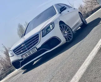 Vista frontal de un Mercedes-Benz S-Class de alquiler en Ereván, Armenia ✓ Coche n.º 6767. ✓ Automático TM ✓ 0 opiniones.