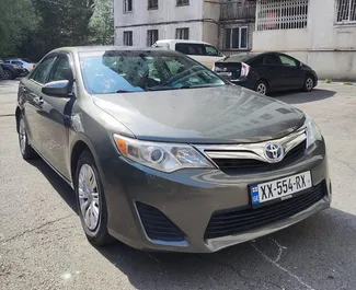 Predný pohľad na prenajaté auto Toyota Camry v v Tbilisi, Georgia ✓ Auto č. 6692. ✓ Prevodovka Automatické TM ✓ Hodnotenia 0.