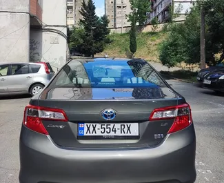 Ενοικίαση αυτοκινήτου Toyota Camry 2014 στη Γεωργία, περιλαμβάνει ✓ καύσιμο Υβριδικό και 160 ίππους ➤ Από 95 GEL ανά ημέρα.