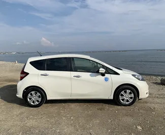 Interior do Nissan Note para aluguer em Chipre. Um excelente carro de 5 lugares com transmissão Automático.