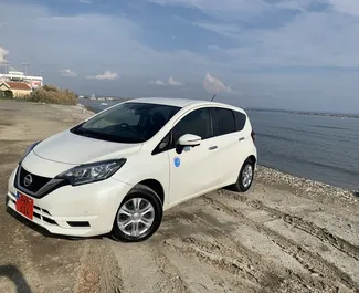 Predný pohľad na prenajaté auto Nissan Note v v Larnake, Cyprus ✓ Auto č. 6826. ✓ Prevodovka Automatické TM ✓ Hodnotenia 0.