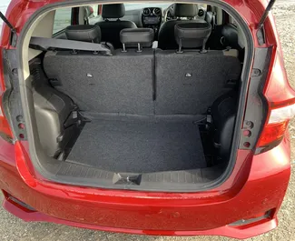 Interiér Nissan Note na prenájom v na Cypre. Skvelé auto so sedadlami pre 5 osôb s prevodovkou Automatické.