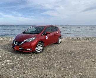 Vista frontal de un Nissan Note de alquiler en Larnaca, Chipre ✓ Coche n.º 6828. ✓ Automático TM ✓ 0 opiniones.