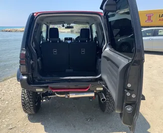 Intérieur de Suzuki Jimny à louer à Chypre. Une excellente voiture de 4 places avec une transmission Automatique.