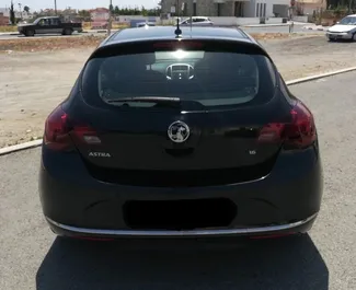 Vauxhall Astra 2013 için kiralık Benzin 1,8L motor, Larnaka'da.