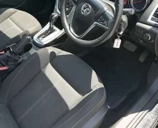 Intérieur de Vauxhall Astra à louer à Chypre. Une excellente voiture de 5 places avec une transmission Automatique.