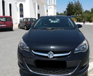 Frontvisning av en leiebil Vauxhall Astra i Larnaca, Kypros ✓ Bil #6811. ✓ Automatisk TM ✓ 0 anmeldelser.