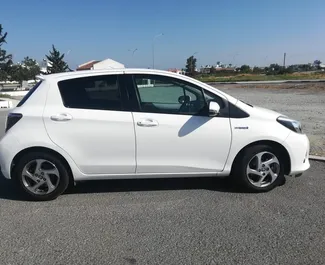 Ενοικίαση αυτοκινήτου Toyota Yaris #6810 με κιβώτιο ταχυτήτων Αυτόματο στη Λάρνακα, εξοπλισμένο με κινητήρα 1,3L ➤ Από Maxim στην Κύπρο.