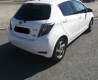 Toyota Yaris 2015 automobilio nuoma Kipre, savybės ✓ Hibridinis degalai ir 120 arklio galios ➤ Nuo 23 EUR per dieną.