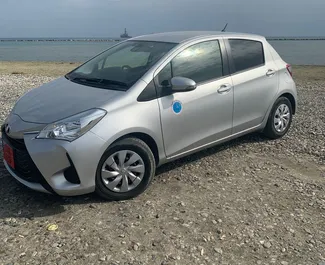 Vista frontal de un Toyota Vitz de alquiler en Larnaca, Chipre ✓ Coche n.º 6830. ✓ Automático TM ✓ 1 opiniones.