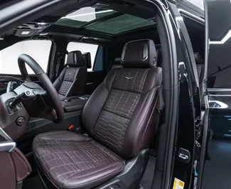 Cadillac Escalade location. Premium, Luxe, SUV Voiture à louer dans les EAU ✓ Dépôt de 5000 AED ✓ RC, CDW options d'assurance.