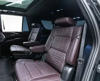 ドバイにてでのレンタル用Cadillac Escalade 2023のガソリン 6.2Lエンジン。