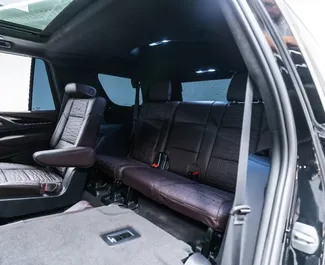 Intérieur de Cadillac Escalade à louer dans les EAU. Une excellente voiture de 7 places avec une transmission Automatique.