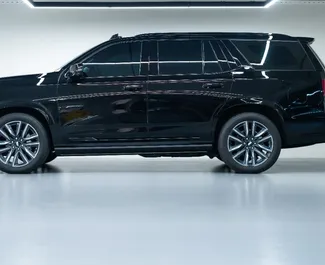 Biluthyrning av Cadillac Escalade 2023 i i Förenade Arabemiraten, med funktioner som ✓ Bensin bränsle och 420 hästkrafter ➤ Från 1399 AED per dag.