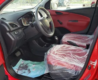 Interior de Chevrolet Spark para alquilar en los EAU. Un gran coche de 5 plazas con transmisión Automático.