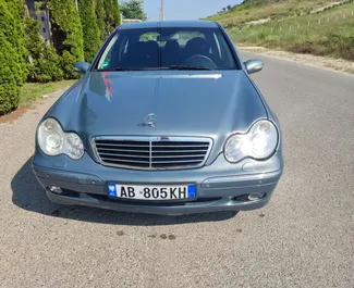 Vista frontal de un Mercedes-Benz C-Class de alquiler en Tirana, Albania ✓ Coche n.º 7016. ✓ Automático TM ✓ 0 opiniones.